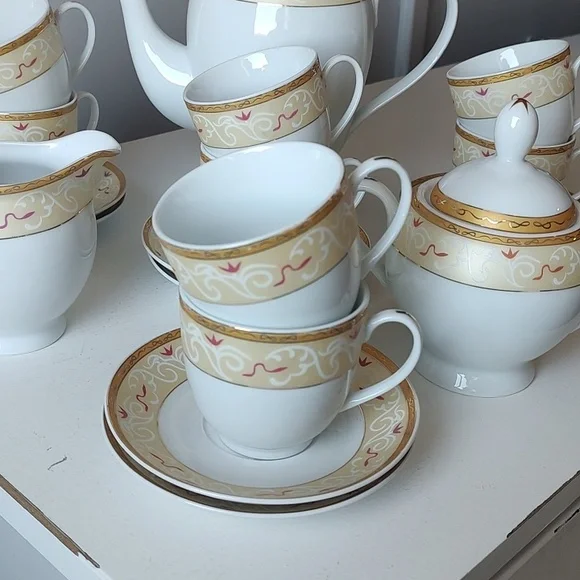 Tea Set Bundle Including 8 Cups With Matching Saucers - Picture 4 of 11